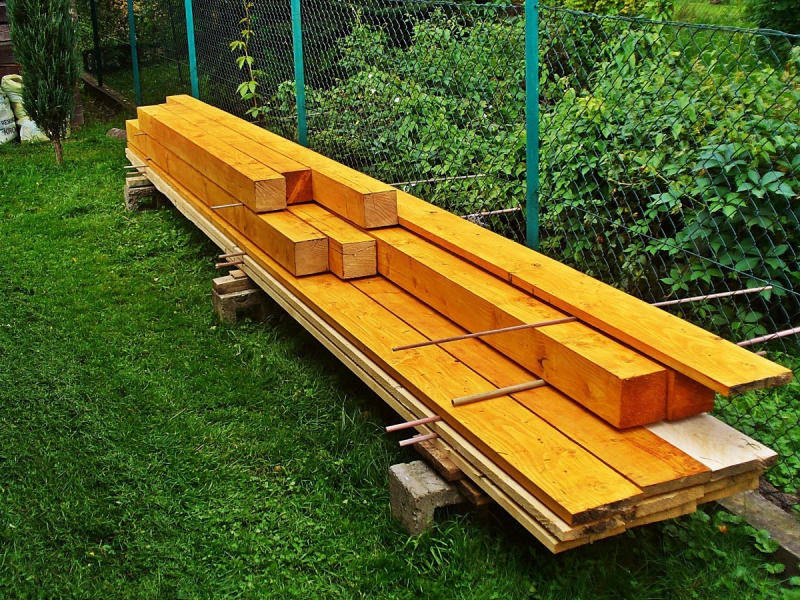 ebeniste-VALDEROURE-min_boards_the_rafters_joinery_tree_painting_wood_colored_paint-871508