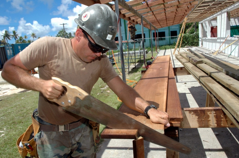 ebeniste-VALDEROURE-min_worker_construction_building_carpenter_male_job_build_helmet-893290